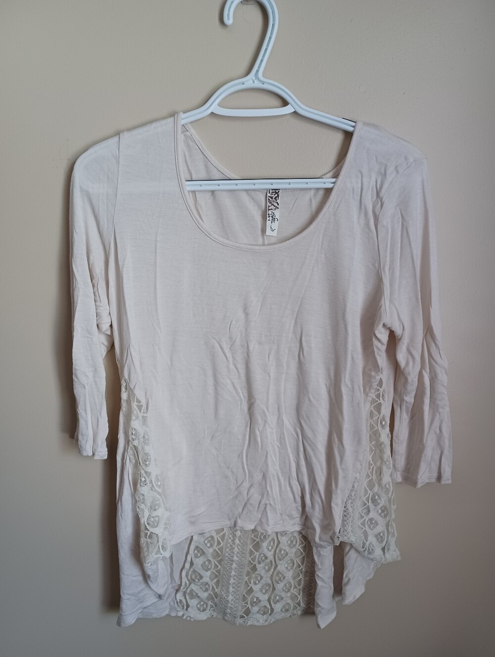 Women's Size L Bella Cream 3/4 Sleeve Light Lace Design Shirt Top Blouse